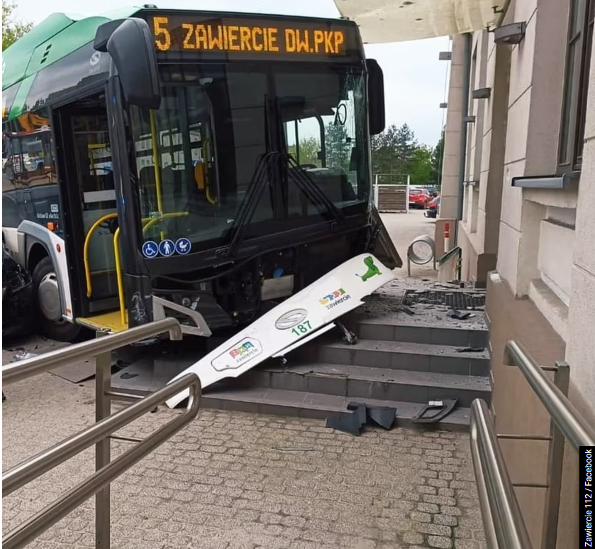 W Zawierciu autobus zderzył się z dworcem